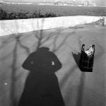 Vivian Maier autoriratto 8 Vivian Maier e l’arte di sparire tra la folla. Storia di un’icona per caso