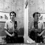 Vivian Maier autoriratto 9 Vivian Maier e l’arte di sparire tra la folla. Storia di un’icona per caso