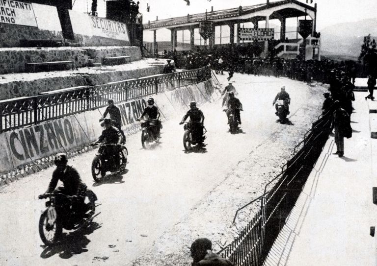 1927 8°TF Partenza dei concorrenti cat.500 cilindrata Palermo, la mitica Targa Florio torna a ruggire. Dalle corse in moto a una mostra sul Futurismo