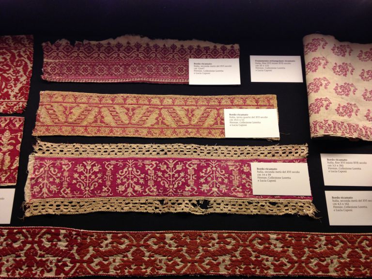 Alcuni dei tessuti esposti alla mostra Le trame di Giorgione, Museo Casa Giorgione, Castelfranco Veneto 2017. Photo Marta Santacatterina