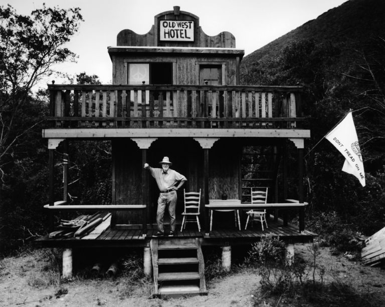 Christopher Felver, Ferlinghetti at Old West Hotel, 1981. Collezione dell’artista, Sausalito, California © Chris Felver