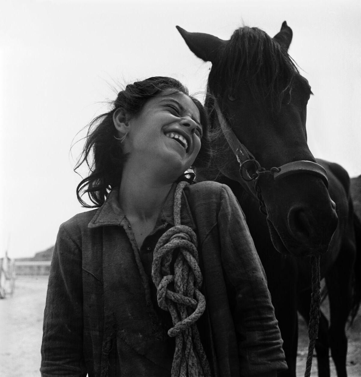 David Seymour, Basilicata. Matera. Un villaggio troglodita. Una giovane contadina porta il cavallo di famiglia dai campi alla casa nei Sassi. Italia. 1948 ©David SeymourMagnum Photos
