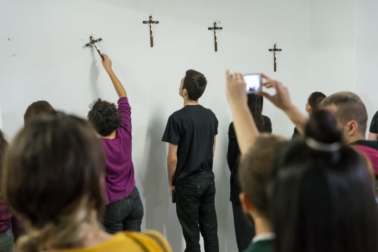 Filippo Berta, A nostra immagine e somiglianza #1, 2017. Performance realizzata per la Biennale di Salonicco 6 – Performance Festival