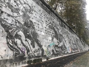 Nuovamente vandalizzato il fregio Triumphs and Laments di William Kentridge