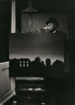 Fotografia (fatta da Marcel Broodthaers) di René Magritte nella sua casa, 1964, collezione privata © The Estate of Marcel Broodthaers, Belgium / © Photo: Marcel Broodthaers