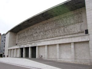 Abbattere no, coprire sì. L’arte contemporanea depotenzia il bassorilievo del Duce a Bolzano