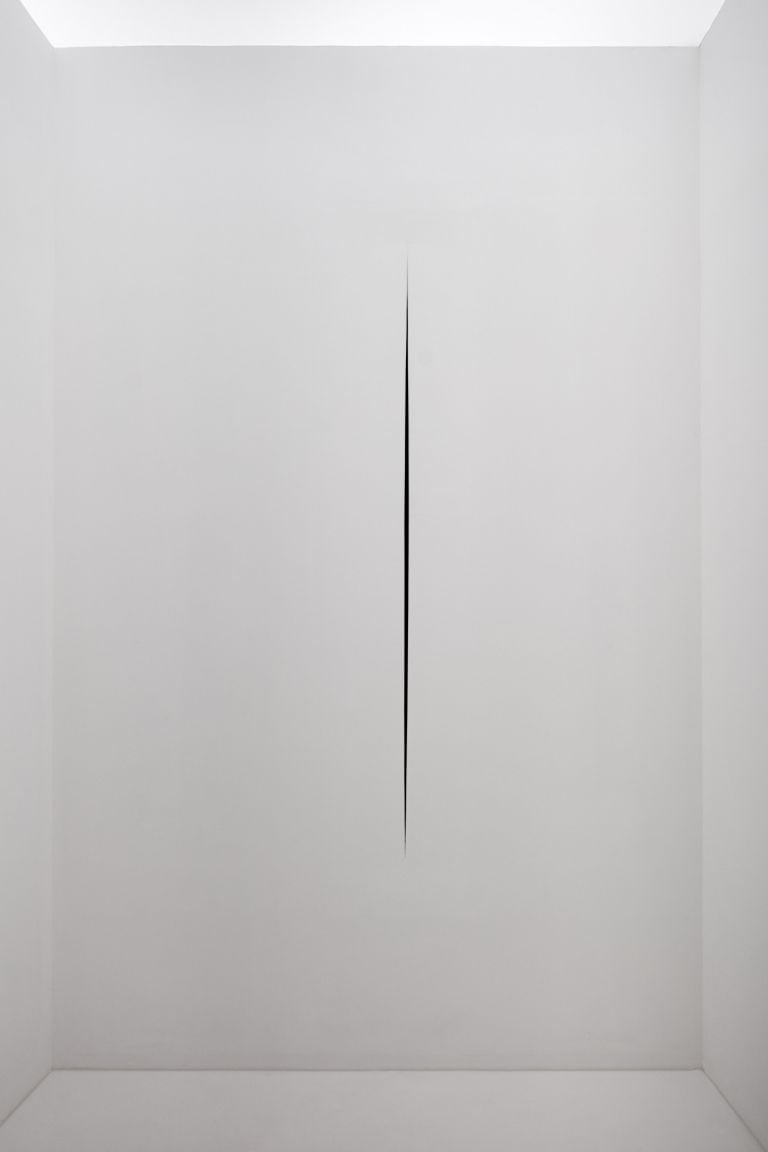 Lucio Fontana, Ambiente spaziale in Documenta 4, a Kassel, 1968-2017, veduta dell’installazione in Pirelli HangarBicocca, Milano, 2017. Courtesy Pirelli HangarBicocca, Milano. ©Fondazione Lucio Fontana. Photo Agostino Osio