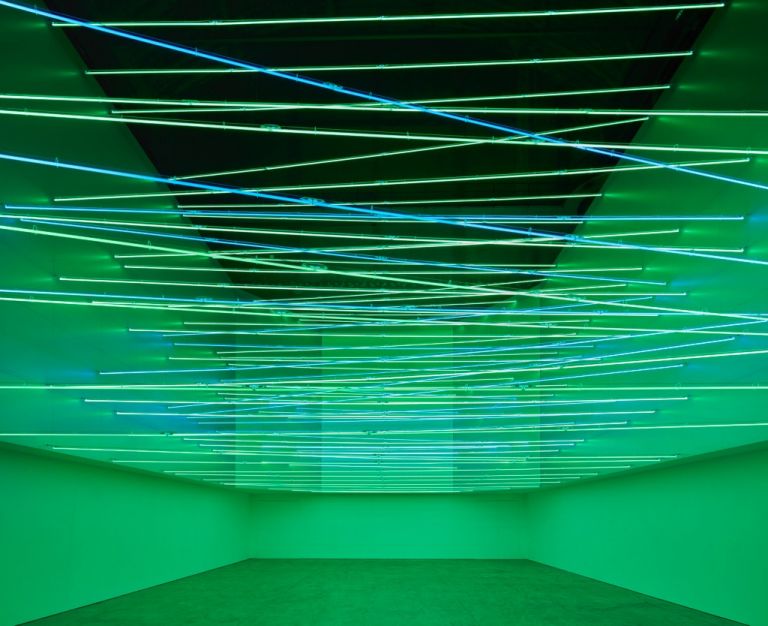 Lucio Fontana, Fonti di energia, soffitto al neon per “Italia 61”, a Torino, 1961-2017, veduta dell’installazione in Pirelli HangarBicocca, Milano, 2017. Courtesy Pirelli HangarBicocca, Milano. ©Fondazione Lucio Fontana.