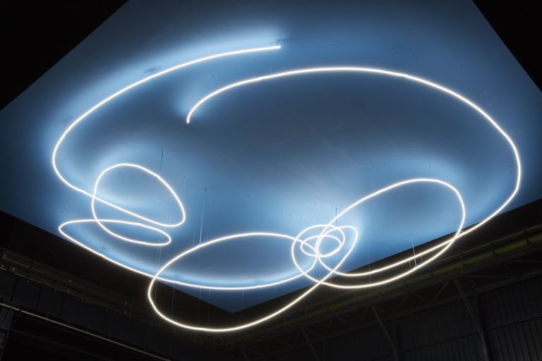 Lucio Fontana, Struttura al neon per la IX Triennale di Milano, 1951-2017, veduta dell’installazione in Pirelli HangarBicocca, Milano, 2017. Courtesy Pirelli HangarBicocca, Milano. ©Fondazione Lucio Fontana. Photo Agostino Osio