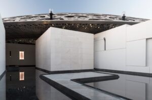 Inaugura il Louvre Abu Dhabi. Luci e ombre sul museo più discusso degli ultimi anni