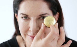 Assaggiando un macaron. Marina Abramovic, ritratto languido fra arte e pubblicità