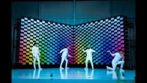 Fogli di carta come pixel. Il nuovo videoclip degli OK Go