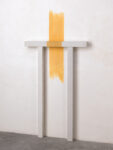Paolo Icaro, Yellow Site, 1980, gesso e pigmento, cm 138 x 87 x 8, Courtesy l’artista e P420, Bologna (Ph Michele Alberto Sereni)