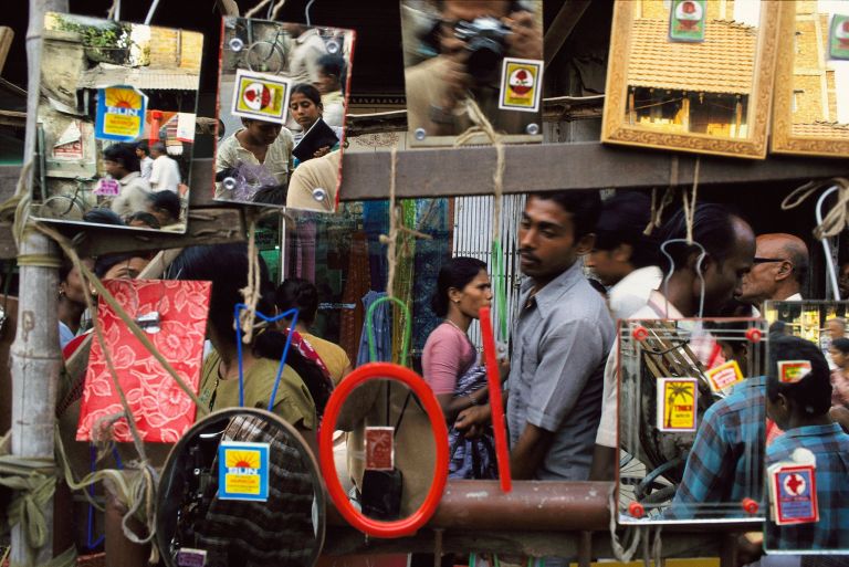 Raghubir Singh, Pavement, Mirror Shop, Howrah, West Bengal, 1991