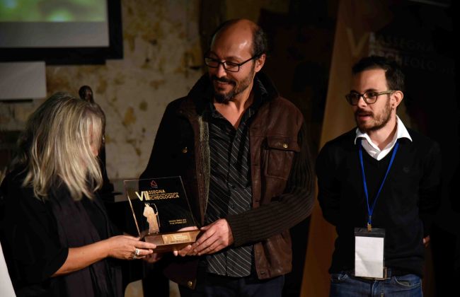 Rassegna del documentario e della comunicazione archeologica, Licodia Eubea 2017. La premiazione del regista turco Nazım Güveloğlu. Photo Roberto Greco