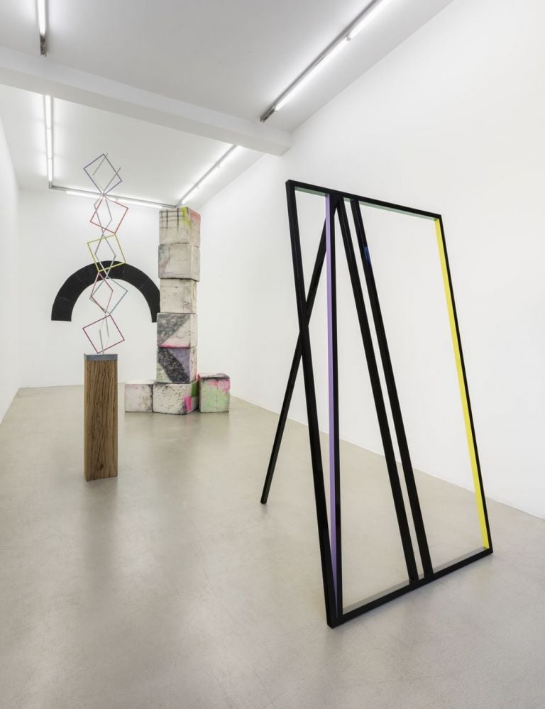 Eva Rothschild. Exhibition view at kaufmann repetto, Milano 2017. Courtesy of the artist and kaufmann repetto, Milano New York. Photo Andrea Rossetti