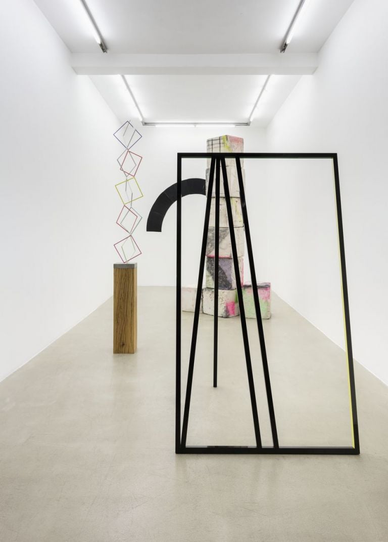 Eva Rothschild. Exhibition view at kaufmann repetto, Milano 2017. Courtesy of the artist and kaufmann repetto, Milano New York. Photo Andrea Rossetti