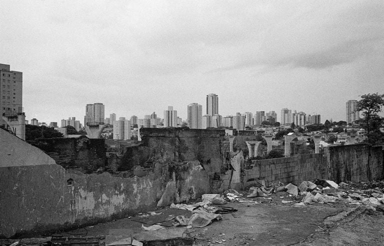 Fora de Alcance, IMS. São Paulo - Vila Congonhas © Mauro Restiffe