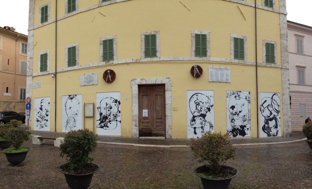 A Spoleto la street art invade i negozi chiusi del centro storico con Schermi Urbani