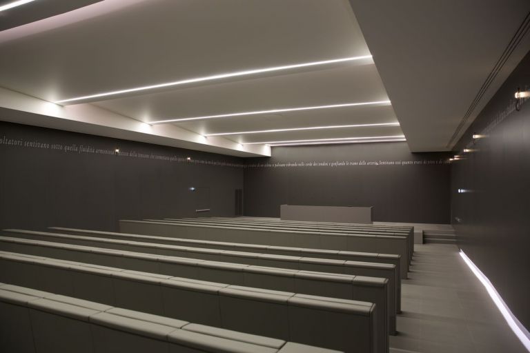 Joseph Kosuth, Un’Osservazione Grammaticale #10, Pescara, 2012. Auditorium Villa Serena, Città Sant’Angelo 2017. Photo Francesco Di Cosimo