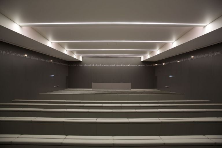 Joseph Kosuth, Un’Osservazione Grammaticale #10, Pescara, 2012. Auditorium Villa Serena, Città Sant’Angelo 2017. Photo Francesco Di Cosimo