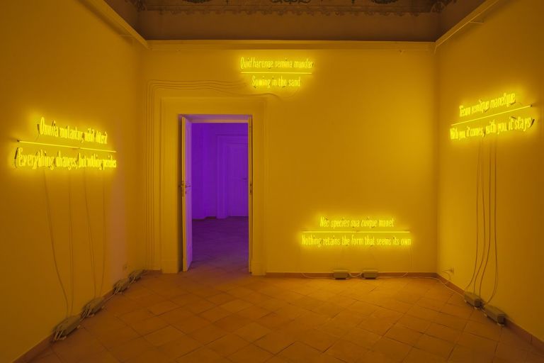 Joseph Kosuth. Maxima Proposito (Ovidio). Galleria Vistamare, Pescara 2017. Courtesy the artist and Vistamare. Photo Filippo Armellin