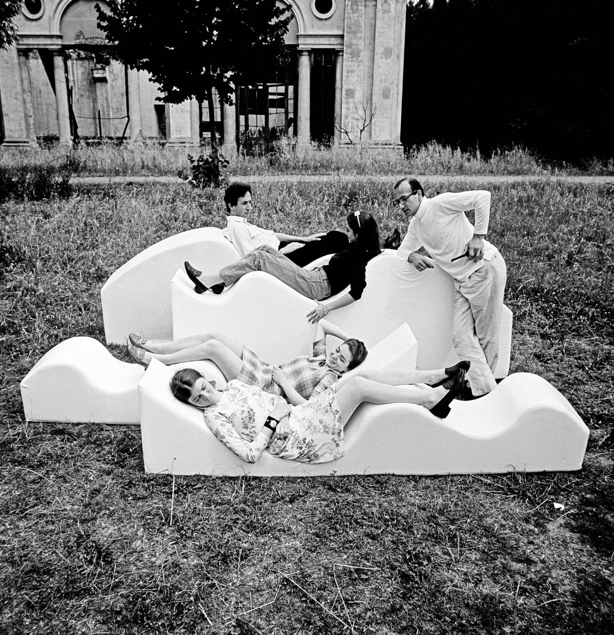 Maria Cristina Didero – SuperDesign. Italian Radical Design 1965-75 (The Monacelli Press, 2017). Archival photograph of Superonda, Archizoom Associati, 1966. Image by Dario Bartolini, courtesy of Centro Studi Poltronova