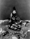Maurice Guibert, Henri de Toulouse-Lautrec in abiti giapponesi che si finge strabico, 1892 ca., fotografia, Musée Toulouse-Lautrec, Albi