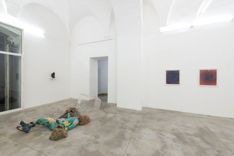 Nathaniel Mellors, Escape from Neolithic, 2017. Installation view at Monitor, Roma 2017. Photo credit Giorgio Benni. Courtesy l'artista & Monitor, Roma Lisbona