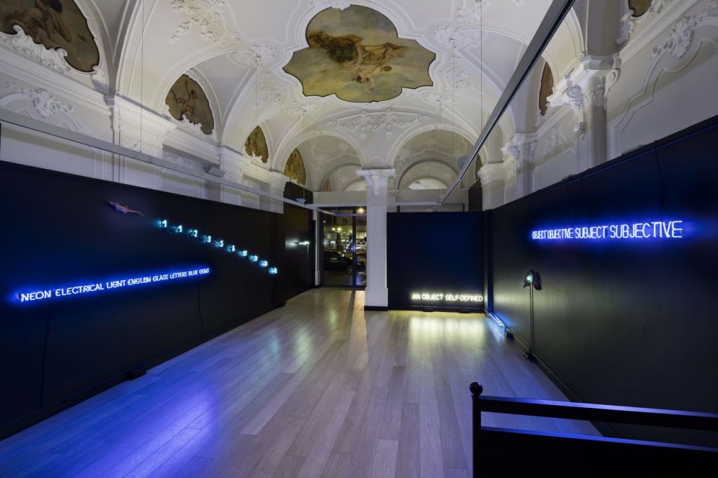 Colori e neon. Joseph Kosuth (anche curatore) a Torino