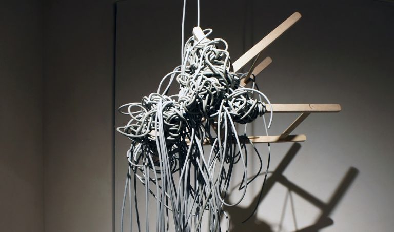 Paolo Grassino, per sedurre gli insetti, 2015, cavo elettrico, lampada e sedia, dimensioni variabili, BoCs Art Museum, Cosenza