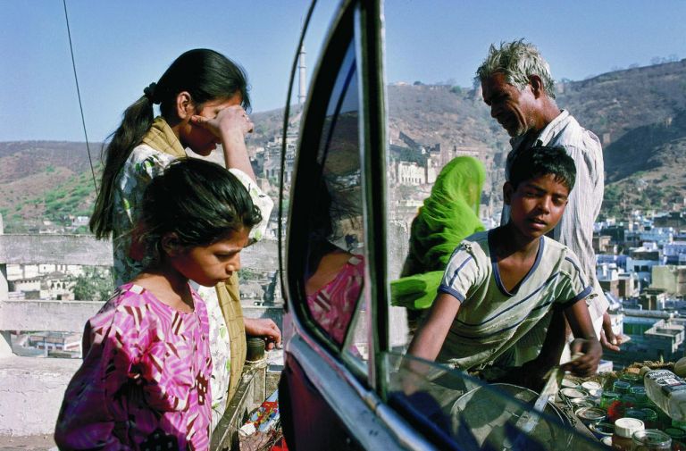 Raghubir Singh, Vendor and clients, Bundi, Rajasthan 1997