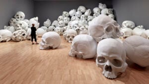 Il memento mori di Ron Mueck. L’artista iperrealista porta a Melbourne un’installazione di teschi