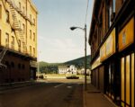 Stephen Shore, Holden Street, North Adams, Massachusetts, July 13, 1974 © l’artista, courtesy Fondazione Cassa di Risparmio di Modena