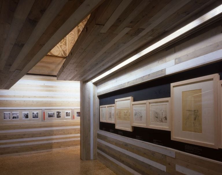 Umberto Riva, Allestimento della mostra "Carlo Scarpa nella fotografia. Racconti di architetture (1950-2004)", Palazzo Barbarano, Vicenza, 2004. (Foto Paola De Pietri)