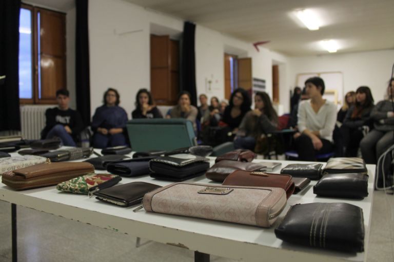 Un momento della working class HAND con Francesca Grilli e gli studenti dell'Accademia di Belle Arti di Urbino