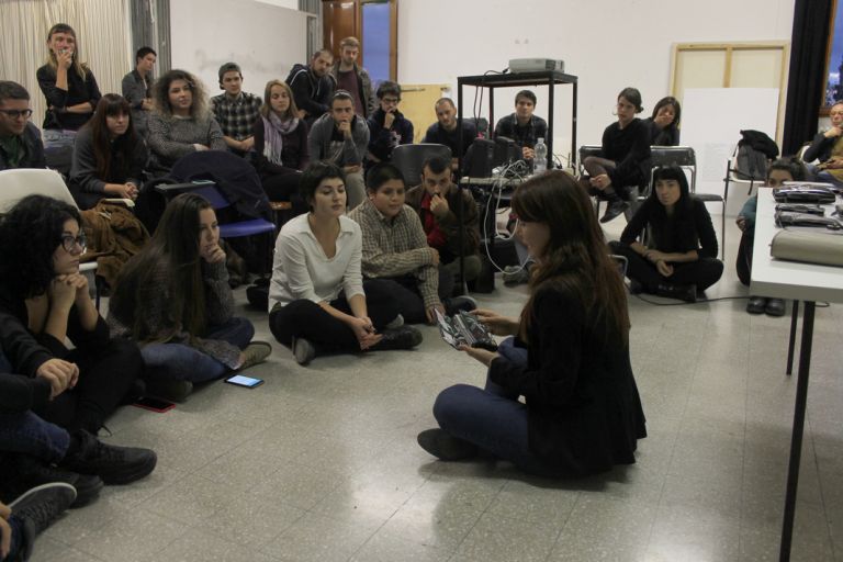 Un momento della working class HAND con Francesca Grilli e gli studenti dell'Accademia di Belle Arti di Urbino