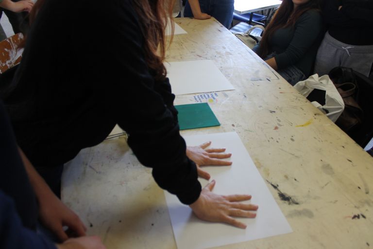 Un momento della working class HAND con Francesca Grilli e gli studenti dell'Accademia di Belle Arti di Urbino