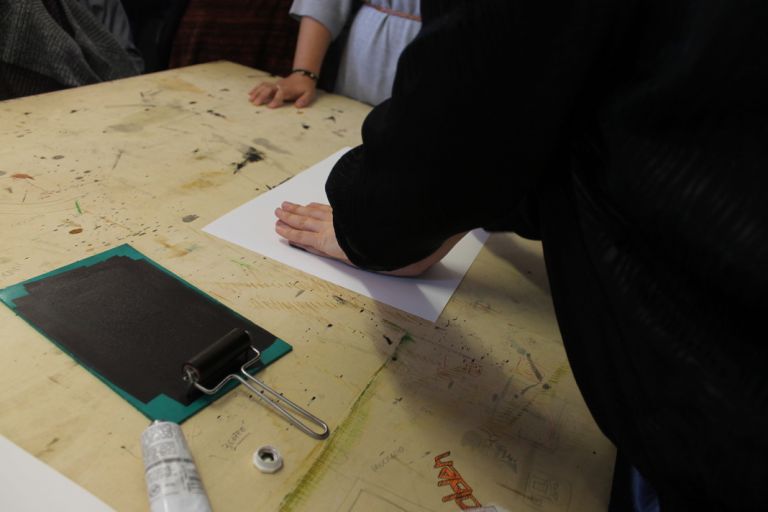 Un momento della working class HAND con Francesca Grilli e gli studenti dell'Accademia di Belle Arti di Urbino