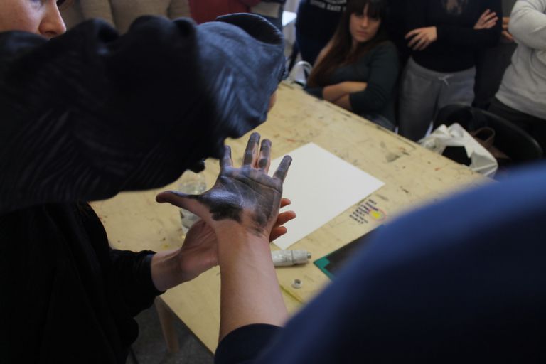 Un momento della working class HAND con Francesca Grilli e gli studenti dell'Accademia di Belle Arti di Urbino