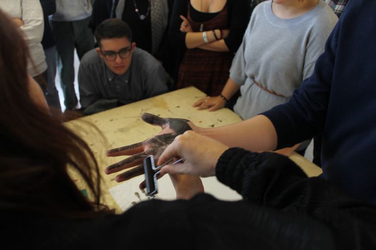 Un momento della working class HAND con Francesca Grilli e gli studenti dell'Accademia di Belle Arti di Urbino