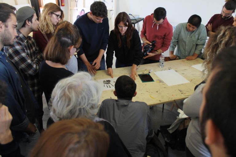 Un momento della working class HAND con Francesca Grilli e gli studenti dell'Accademia di Belle Arti di Urbino