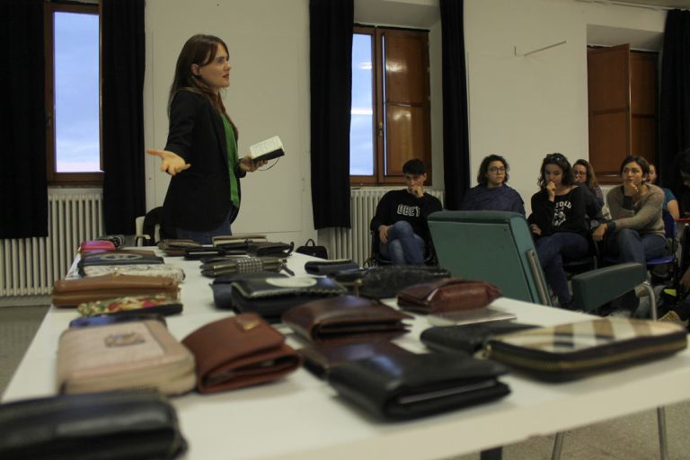Un momento della working class HAND con Francesca Grilli e gli studenti dell'Accademia di Belle Arti di Urbino