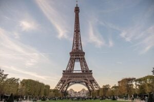 Parigi lancia un concorso per ripensare la Tour Eiffel in vista delle Olimpiadi del 2024