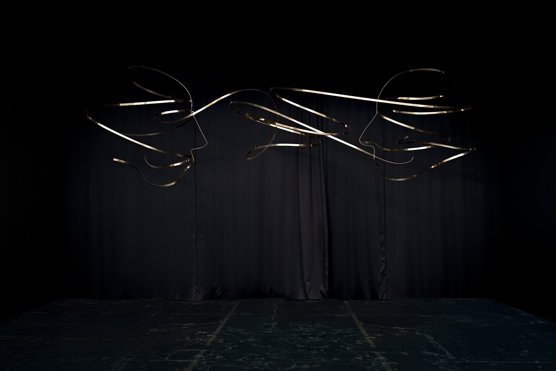 Carlo Cossignani, Drawing on big scale, 2015, Ottone, cavi d’acciaio, spazio vuoto, dimensioni variabili - L600, H190, P300 cm circa, Courtesy Galerie Flaq Paris