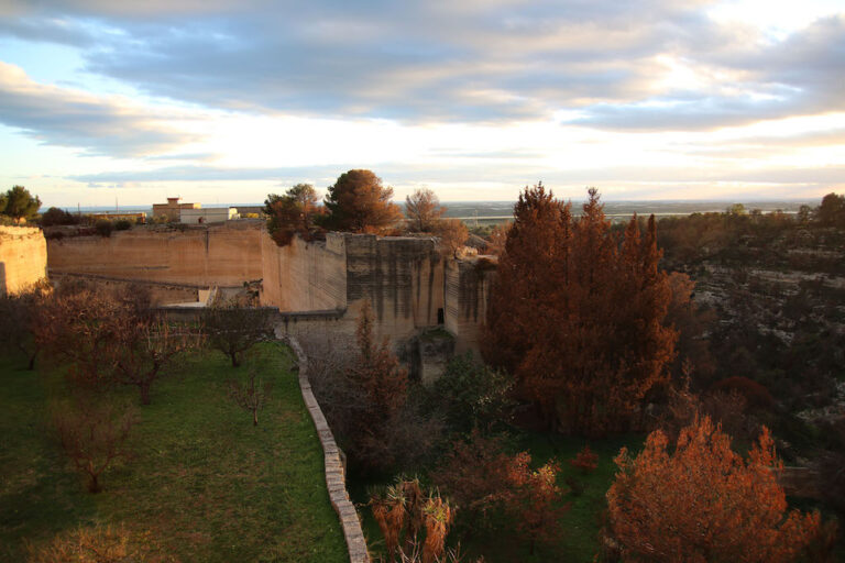 Vista sulla gravina, sulla cava e sulla chiesa rupestre di Sant'Andrea; foto di Saverio Campanella