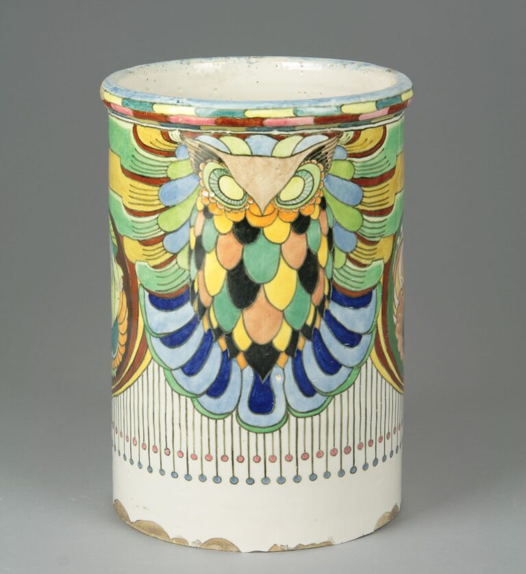 Achille Calzi, Vaso biansato con gufi, palme fiorite e motivi geometrici, 1918-19, maiolica, collezione MIC Faenza