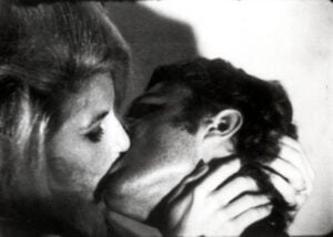 La mostra KISS OFF a cura di Francesco Bonami celebra il bacio nell’arte del Novecento. Le immagini