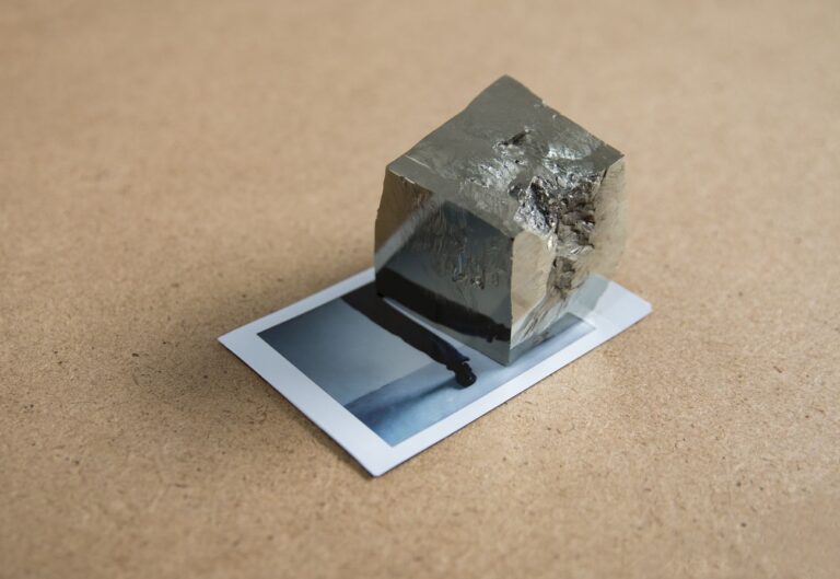 Antonio Della Guardia, Permanent illusion, 2017, polaroid e pirite, 9 x 6 x 5 cm