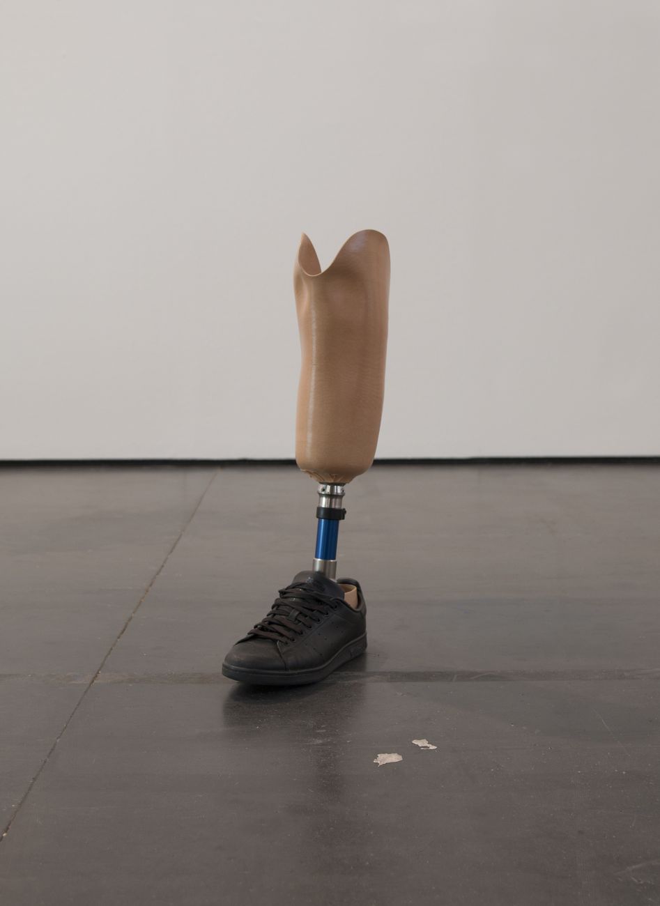 Antonio Della Guardia, do ut des, 2017, protesi, scarpa, acqua, 60 x 15 x 30 cm